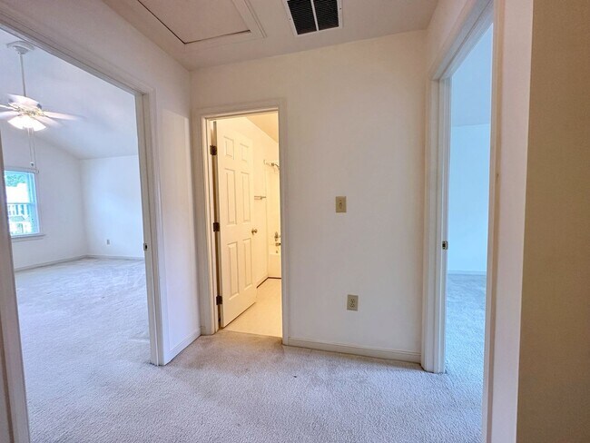 Building Photo - 4 Bedroom Townhouse Near Chesterfield Cour...