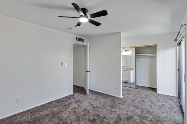 Building Photo - Remodeled 3/2 off Indian School & 43rd Ave