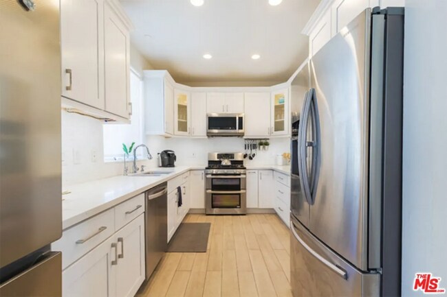 Building Photo - 4823 Elmwood Ave