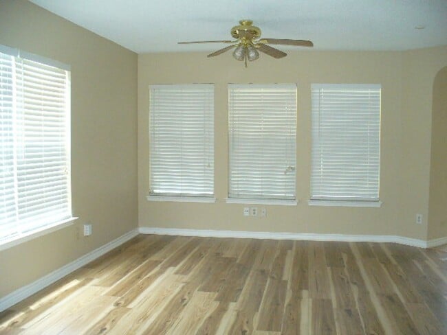 Building Photo - Ready for Move-In