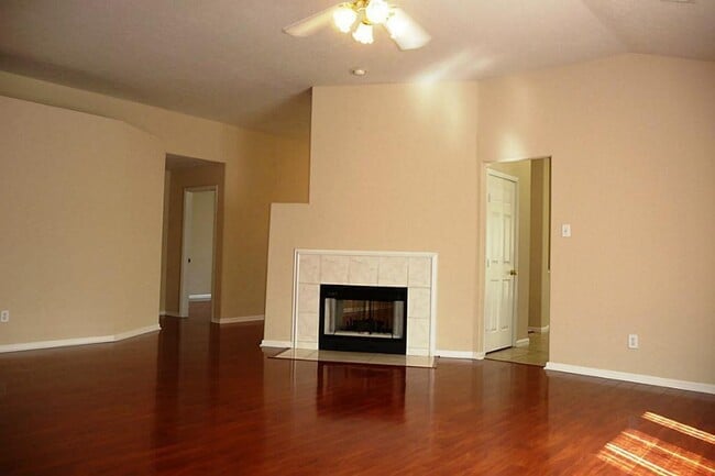 Building Photo - 211 Hartwood Ct