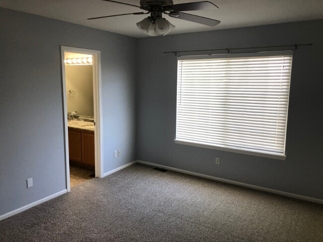 Building Photo - 9491 Cove Creek Dr