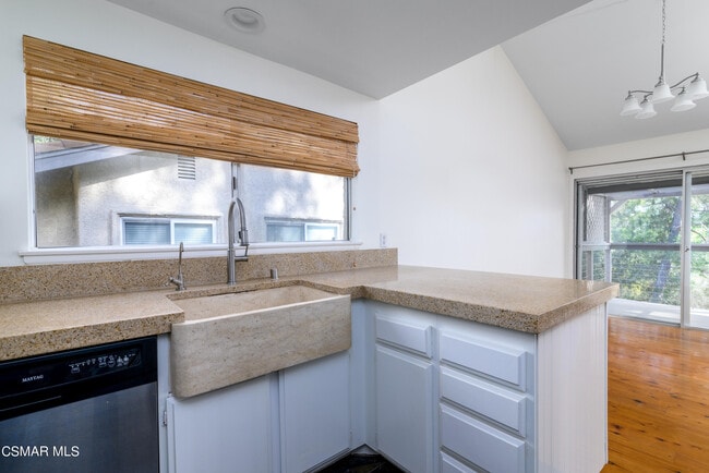 Building Photo - 2 Sparrowhawk Ln