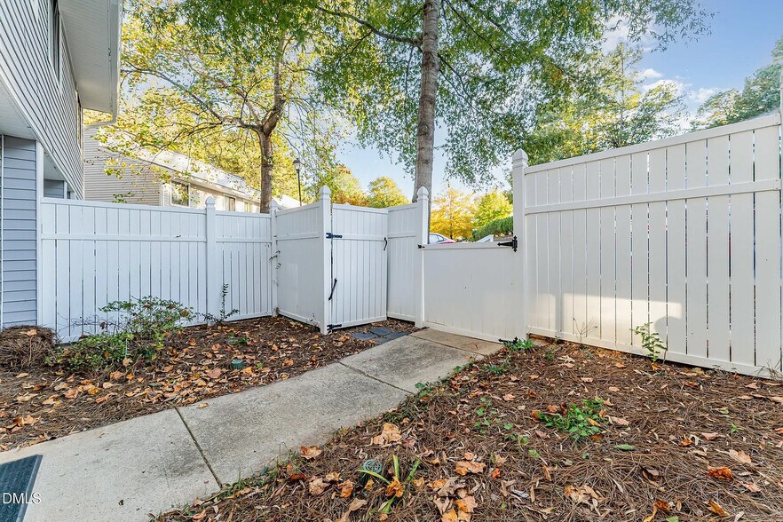 Building Photo - Room in Townhome on Sandy Creek Dr