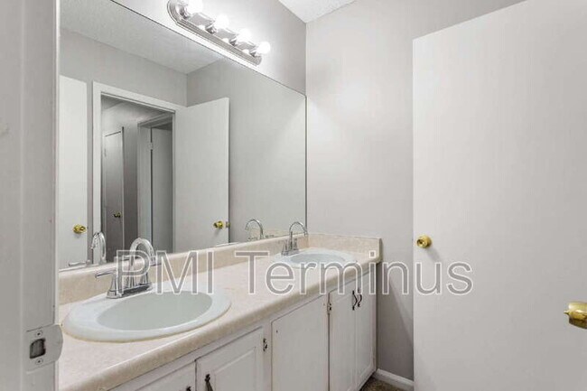 Building Photo - 5005 Hawthorne Ct