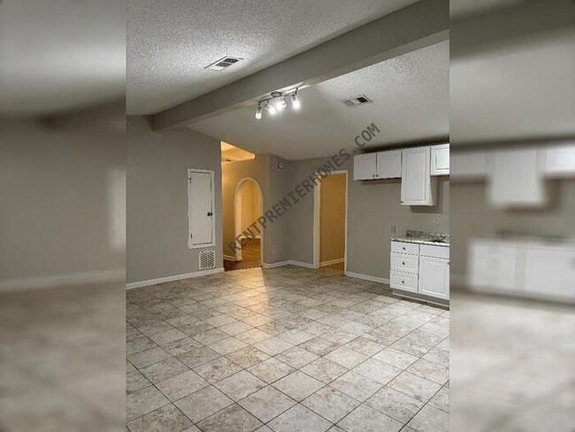 Building Photo - 8403 Woodview Dr E