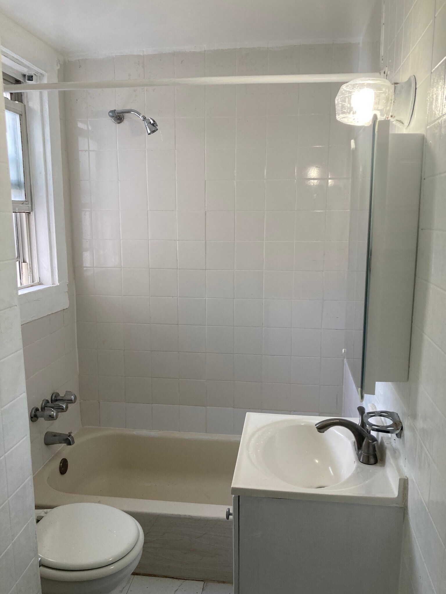 Full Bathroom - 21 Congress St