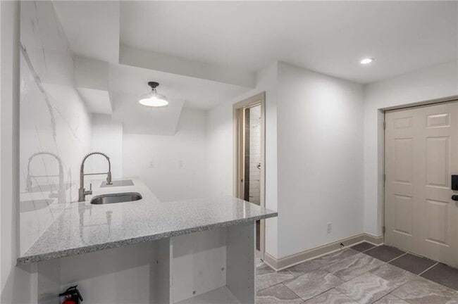 Building Photo - 2423 Sunset Dr NE