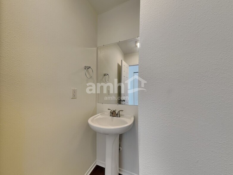 Building Photo - 15728 Circlegreen Dr