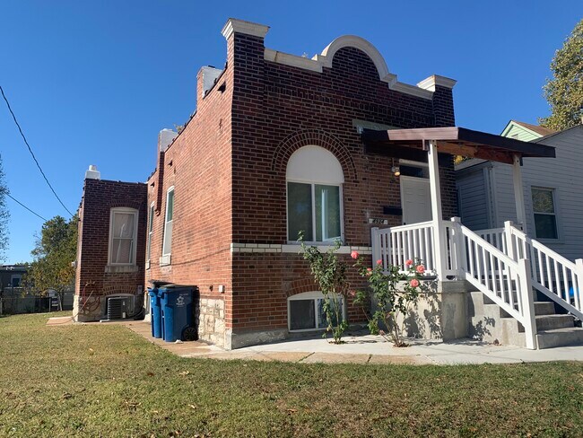 Side - 4934 Hummelsheim Ave