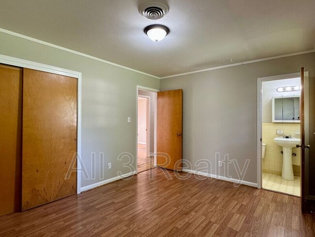 Building Photo - 3253 Windwood Dr