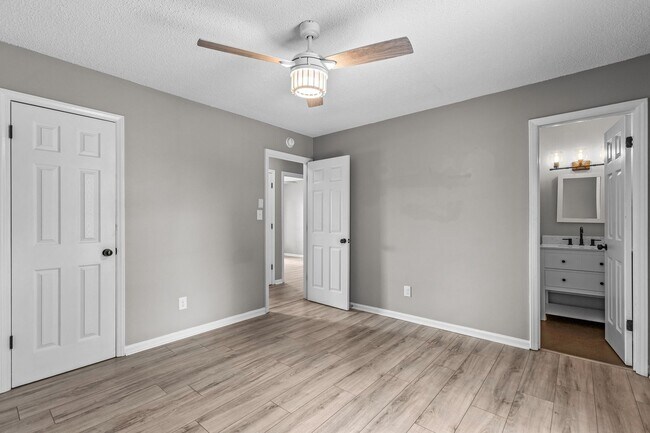 Building Photo - Cottage Charm Near Piney Green
