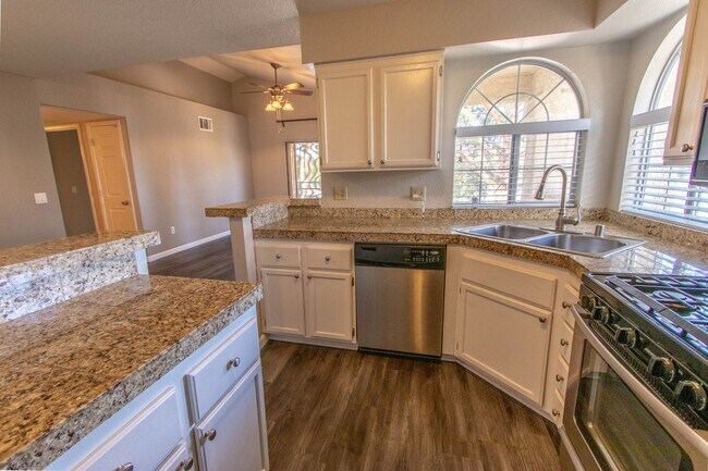 Building Photo - SPECTACULAR 2BED/2BATH CONDO IN HENDERSON!