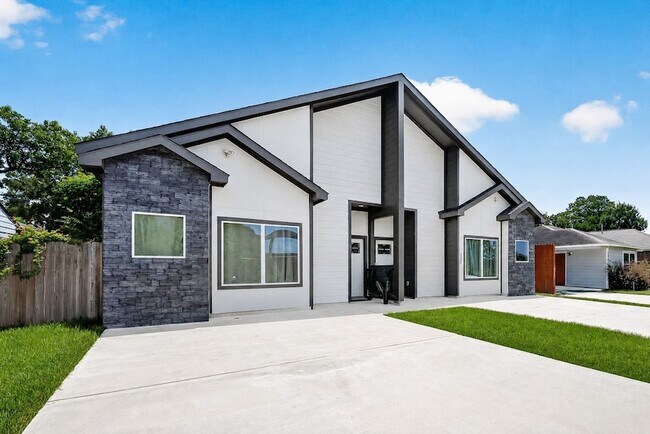 Building Photo - 5027 Dickens Rd