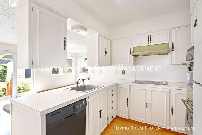 Building Photo - 3740 SE Tibbetts St