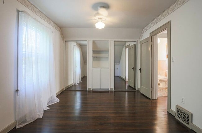 Building Photo - Beautiful 4 Bedroom Home Near Blackstone!
