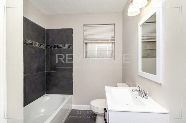 Building Photo - Newly Remodeled 4 Bed 1 Bath House in Mobile!!