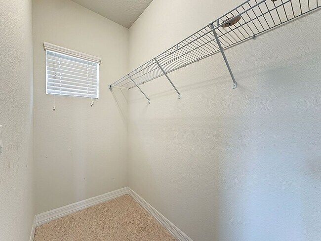 Building Photo - Executive Home with 5 bedrooms / four 1/2 ...