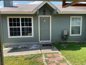 Building Photo - Three Bed/Two Bath with Personality and Charm