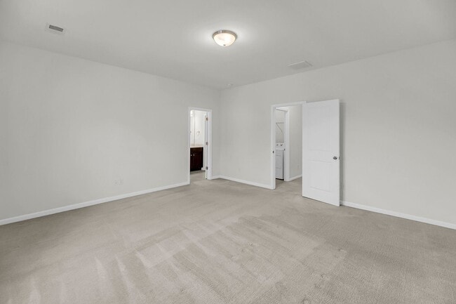 Building Photo - FIRST MONTHS RENT FREE WITH SIGNED 2 YEAR LEASE