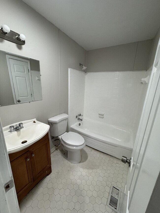 Building Photo - 120 Woodland Dr
