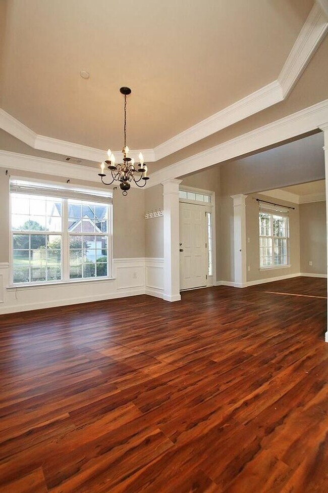 Building Photo - Family friendly home in highly sought afte...