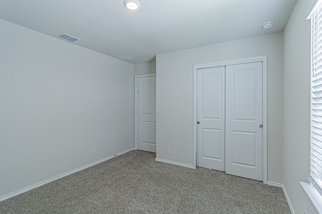 Building Photo - 4 bd/2 ba available NOW!! Wiseman/Talley F...