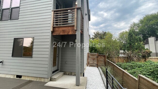 Building Photo - Modern and Stylish 3 BD | 3.5 BA Townhome ...
