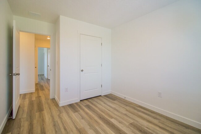 Building Photo - 1163 100 S