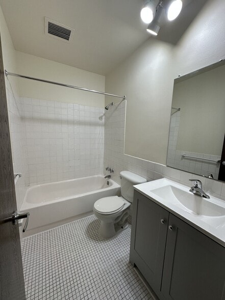 Bathroom - Wexford Commons Apartments