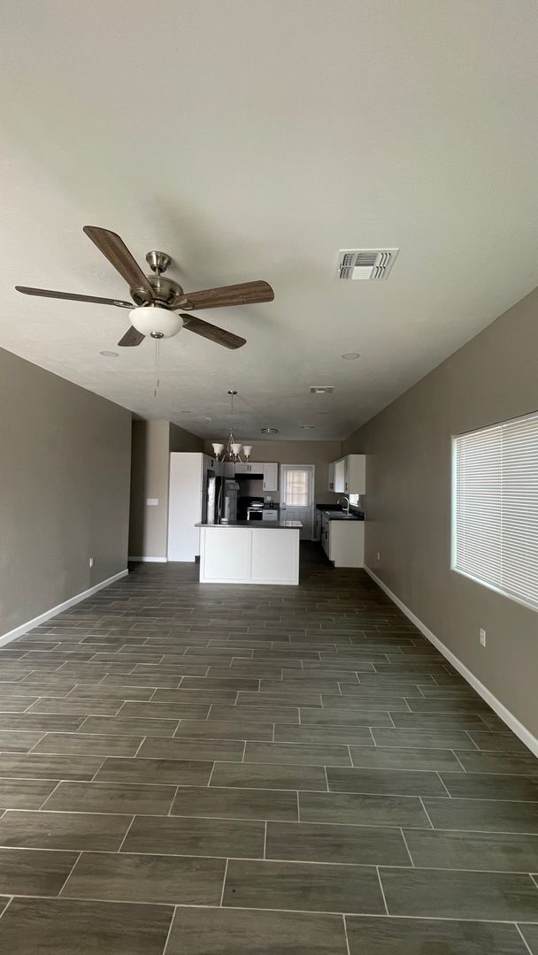 Building Photo - Gorgeos 3 Bedroom