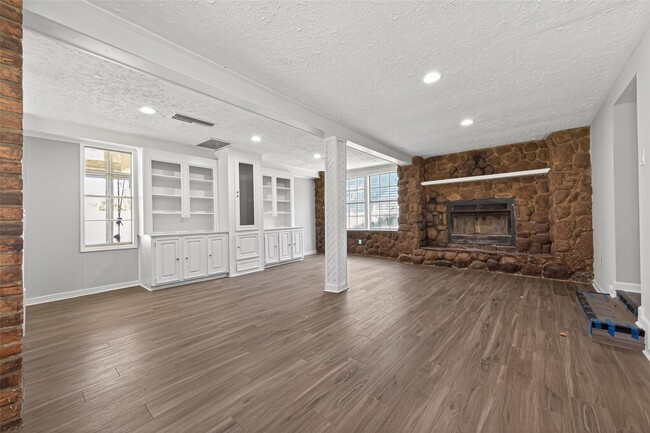 Building Photo - 1305 St Lawrence River Rd