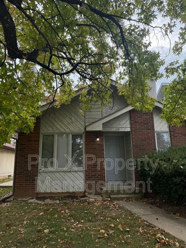 Primary Photo - 300 W Streamside Ct