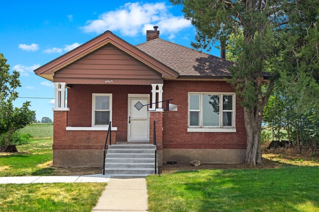 Building Photo - Check Out This 2 Bedroom Farm Home!