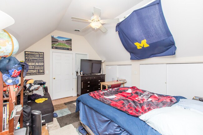 Building Photo - Massive 4bed/2bath DUPLEX in the HEART of Bucktown/Wicker Park! In-Unit Laundry! Central Air!