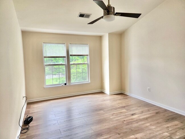 Building Photo - Bright Condo in Convenient Location