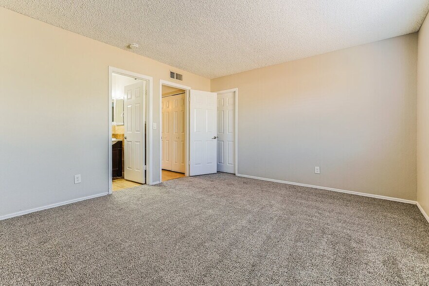 Building Photo - 624 S 75th St