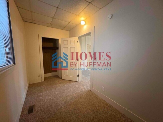Building Photo - Three Bedroom House | Updated & Move In Ready!
