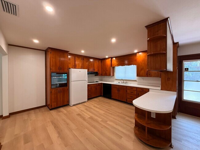 Building Photo - 378 El Rey Ave