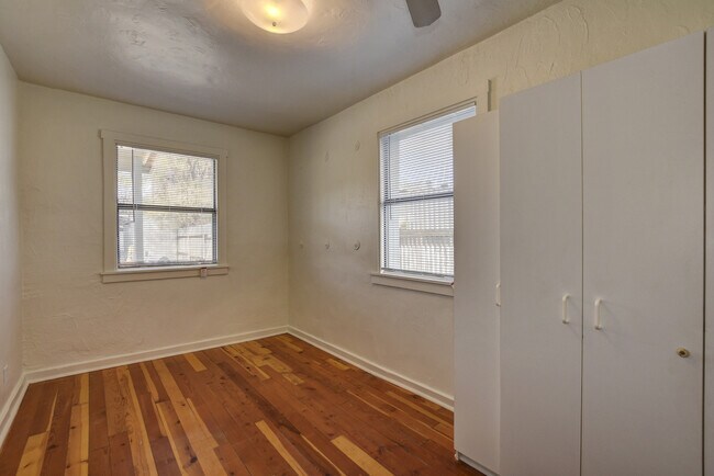 Building Photo - 329 S Montezuma St