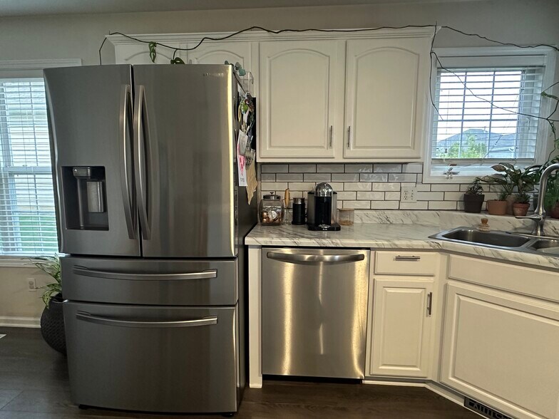 Building Photo - 9527 Acacia Psge