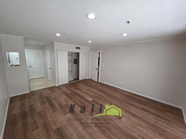 Building Photo - 5745 Friars Rd