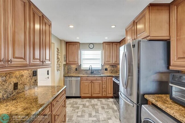 Building Photo - 3051 NE 48th St