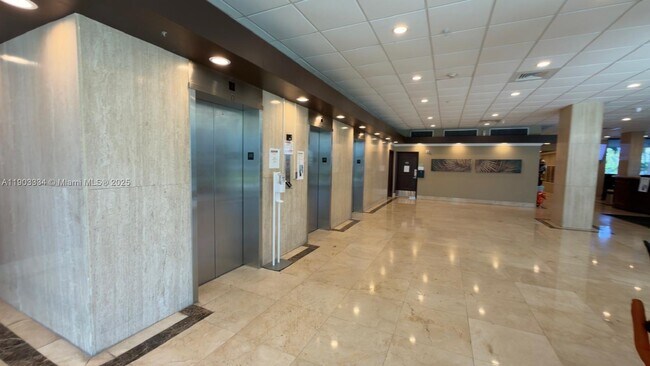 Building Photo - 400 Kings Point Dr