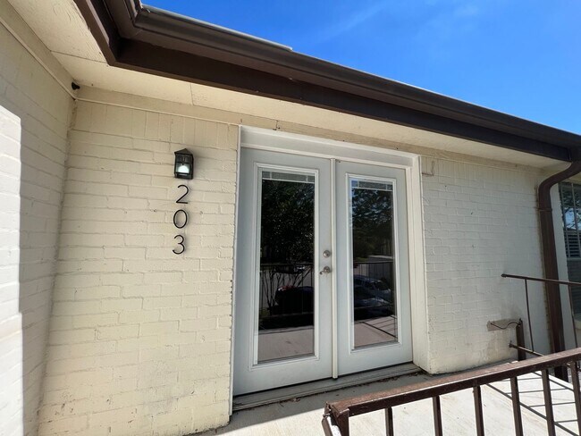 Building Photo - Ridglea4004 #203 ***MAINTENANCE-HOA***