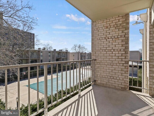 Building Photo - 33 Canterbury Square