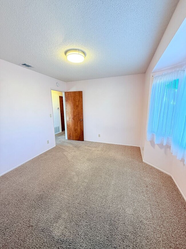 Building Photo - Pet-Friendly Room for Rent in Orcutt - Utilities Included!