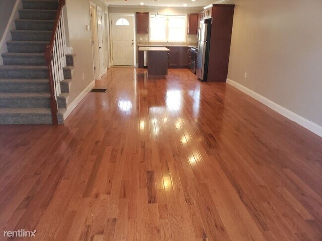 Building Photo - 5 Twin Ponds Dr