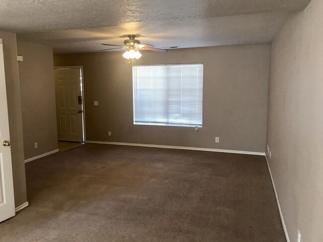 Building Photo - Townhome off Sunset Blvd