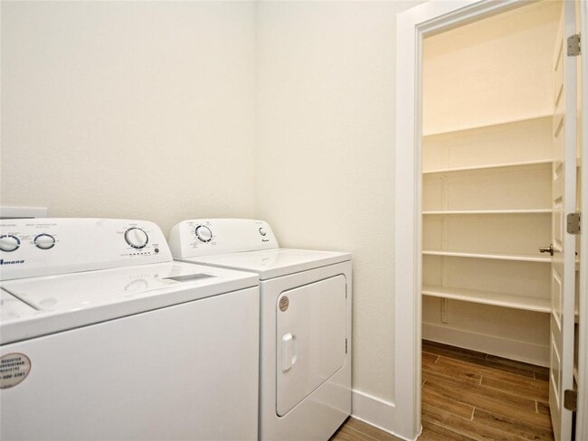 Building Photo - 408 Parkline Dr